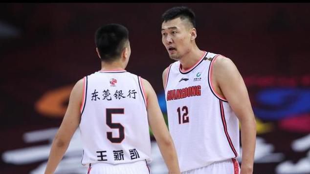 但在中场休息时，我们得知了同组另一场比赛的比分已经是4-0，我们知道本场的结果已经没有任何作用，我们无法获得小组头名，之后下半场比赛就变得不同了，于是我尝试换下一些球员，让年轻球员出场。